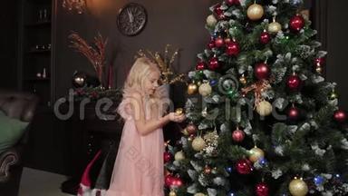 一个十岁的女孩靠近<strong>新年</strong>树，手里拿着一个<strong>新年</strong>玩具。 2020<strong>年新年</strong>。